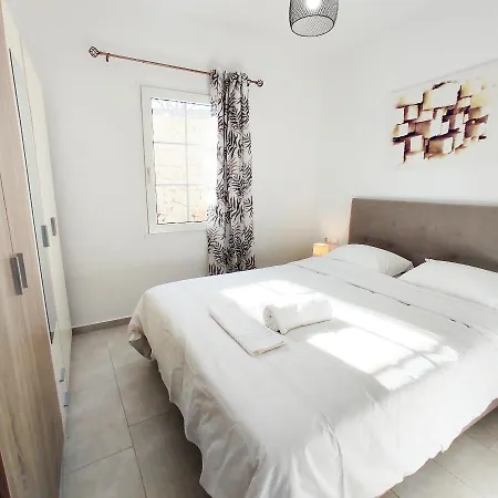 Avalon Cosy Apartments, Minimal With Shared Swimming Pool *