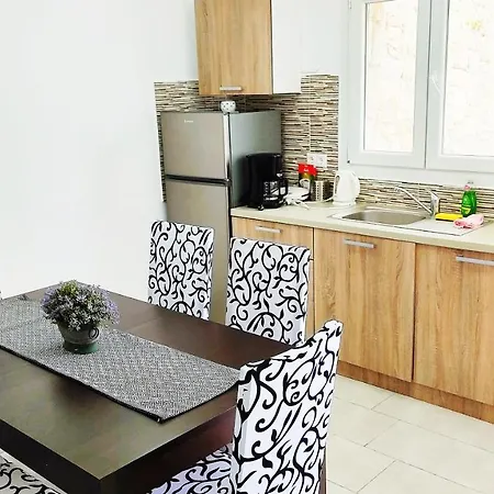 Avalon Cosy Apartments, Minimal With Shared Swimming Pool Villa *